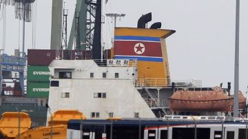El barco de Corea del Norte Chong Chon Gang  atracado en el muelle de Manzanillo de la caribeña ciudad de Colón (Panamá).