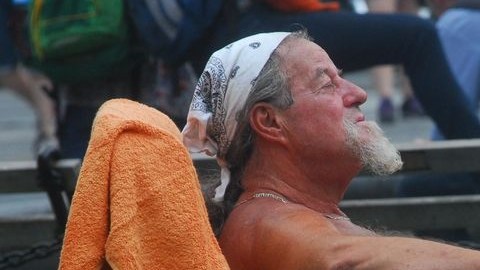 Hay quienes han decidido tomar sol, para lo cual se sugiere mantenerse hidratado en todo momento.