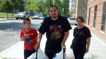 Erick Rivera vive con sus hijos de nueve y 12 años en los refugios de Aguila y teme quedarse en la calle.