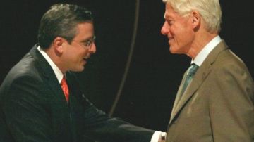 El gobernador de Puerto Rico, Alejandro García Padilla (izq.), recibe en La Fortaleza al expresidente estadounidense, Bill Clinton.