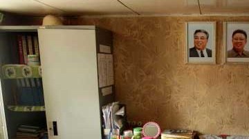 Fotos de los líderes Kim Il Sung y Kim Jong Il adornan la embarcación.