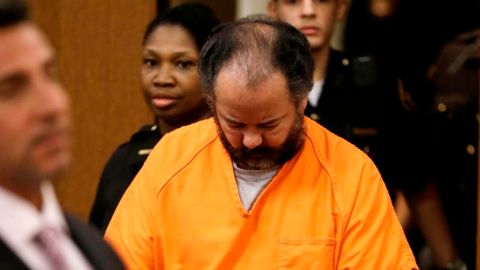 Ariel Castro mantuvo su cabeza agachada, por lo que la jueza en repetidas ocasiones le pidió que la levantara.