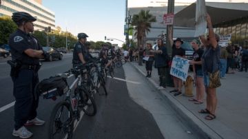 Manifestantes frente a la alcaldía y en las calles del centro de Los Ángeles.