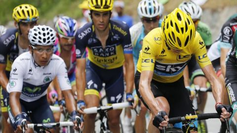 Contador (c) trató de mantener el paso de Froome (d) y Quintana (i) durante la subida.