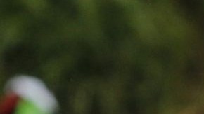 Froome mira hacia atrás en busca de la asistencia durante la subida a Alpe d'Huez.