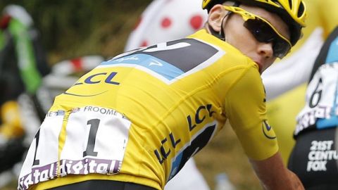 Froome mira hacia atrás en busca de la asistencia durante la subida a Alpe d'Huez.