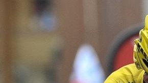 Richie Porte (d) cuidó al líder Froome durante los últimos kilómetros e incluso lo alimentó.