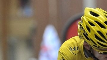 Richie Porte (d) cuidó al líder Froome durante los últimos kilómetros e incluso lo alimentó.