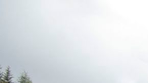 Quintana avanza entre la gente que lo apoyó a su paso, el líder Froome sube detrás de él.