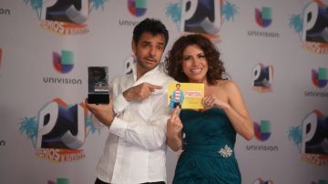 Eugenio Derbez y su esposa Alessandra Rosaldo posan en el backstage de la ceremonia de los Premios Juventud.