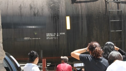 Pobladores de Apizaco, atestiguan la llegada de 'La Bestia', el tren carguero utilizado por migrantes centroamericanos.