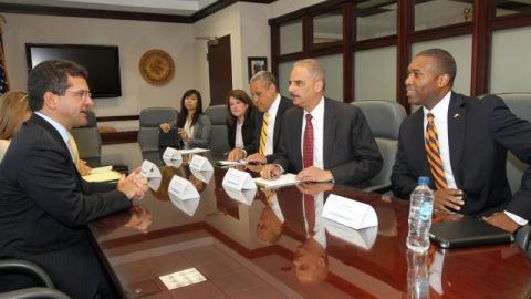 El Comisionado Residente Pedro Pierluisi con el Secretario de Justicia de EE.UU., Eric Holder y otros funcionarios durante una reunión en San Juan.