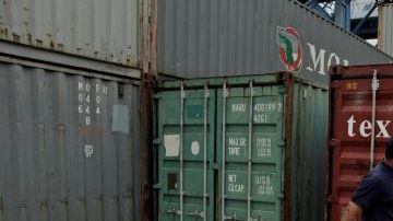 Un investigador panameño camina cerca de los contenedores del barco norcoreano.