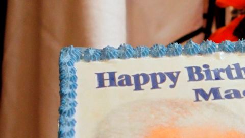Con una torta de cumpleaños un grupo de niños celebró en una escuela de Sudáfrica el cumpleaños 95 de Nelson Mandela.