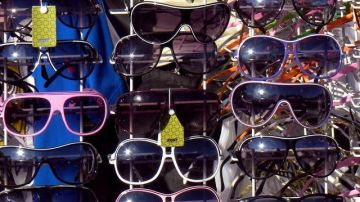 Asegúrese de comprar gafas de sol que indiquen claramente que son tanto para protección contra los rayos UVA como UVB.