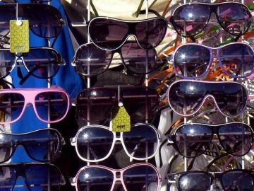 Asegúrese de comprar gafas de sol que indiquen claramente que son tanto para protección contra los rayos UVA como UVB.