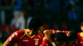 Los jugadaores de Morelia celebran una de las tres anotaciones que le dieron el triunfo a su equipo sobre Querétaro