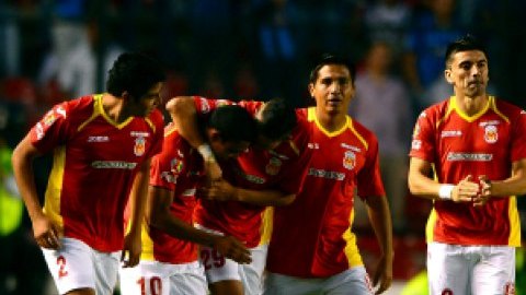 Los jugadaores de Morelia celebran una de las tres anotaciones que le dieron el triunfo a su equipo sobre Querétaro