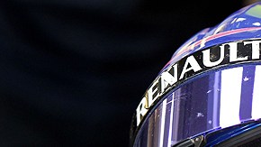 La esposa del director de Mercedes GP probó el circuito de Silverstone.