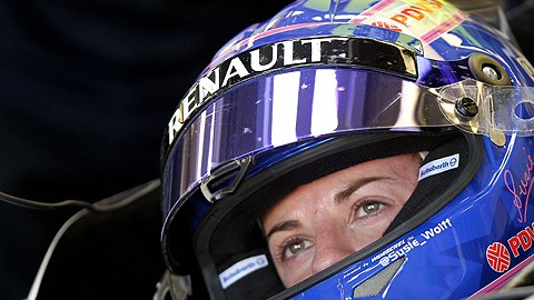 La esposa del director de Mercedes GP probó el circuito de Silverstone.