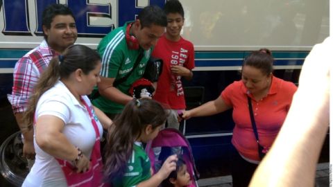 Moisés Muñoz atiende a varios aficionados a su llegada al hotel en Atlanta.