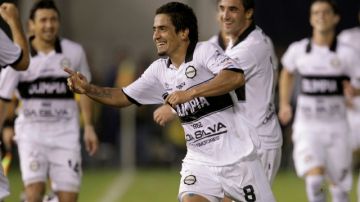 Wilson Pittoni celebra el segundo gol de Olimpia en su triunfo 2-0 sobre Atlético Mineiro en el juego de ida de la final de Copa.