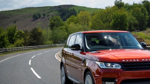 Sin duda alguna uno de los vehículos todoterreno legendario es el Land Rover, dispuesto a recorrer cualquier tipo de carretera que se le ponga enfrente.