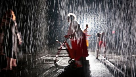 Visitantes de todas las edades se divierten en el "Rain Room".