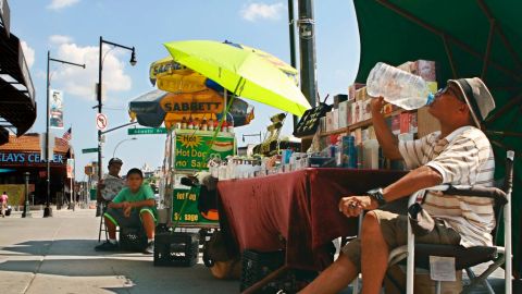Mientras intentaba hidratarse, el vendedor ambulante Robert Llambelis dijo que durante esta ola de calor se han incrementado sus ventas de lentes para protegerse del sol, en Brooklyn.