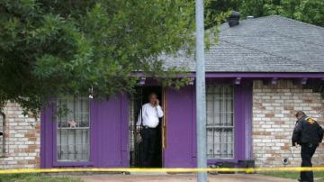Las autoridades investigan una casa en Houston, donde la policía dijo que cuatro hombres sin hogar se encuentran en condiciones deplorables.