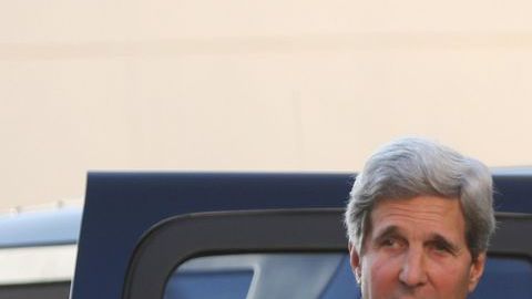Previamente, Kerry (izquierda) había mantenido comunicación con el Gobierno ecuatoriano para evitar que ese país acogiera a Snowden.