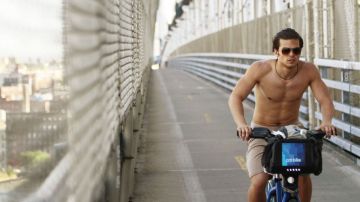 Un joven hace uso de Citi Bike en el puente de Brooklyn.