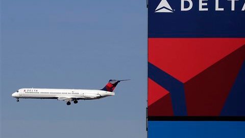 La aerolínea dará preferencia a los pilotos que han sido despedidos.