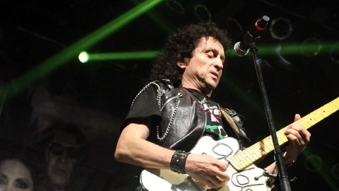 Álex Lora celebra este año sus casi cinco décadas de vida musical.
