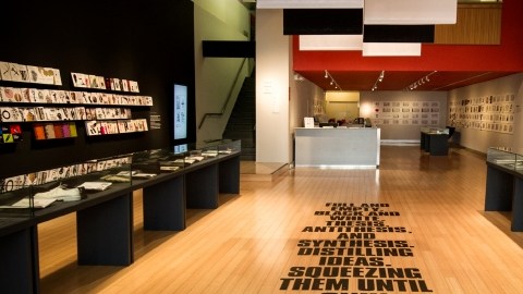 Este inmenso letrero le da la bienvenida a los visitantes de la exposición.