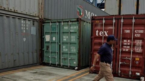 Un oficial de la policía camina frente a los contenedores ??a bordo del carguero  Chong Chon Gang, en la terminal internacional de Manzanillo, en la costa de la ciudad de Colón, Panamá. En varios de ellos se encontró un arsenal procedentede Cuba.