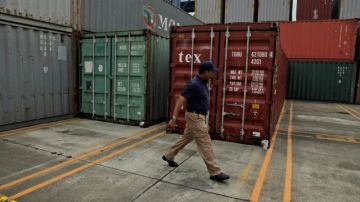 Un oficial de la policía camina frente a los contenedores ??a bordo del carguero  Chong Chon Gang, en la terminal internacional de Manzanillo, en la costa de la ciudad de Colón, Panamá. En varios de ellos se encontró un arsenal procedentede Cuba.