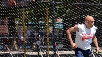 Ciudadanos juegan Stickball en El Barrio.