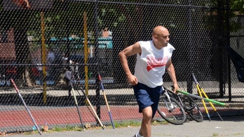 Ciudadanos juegan Stickball en El Barrio.