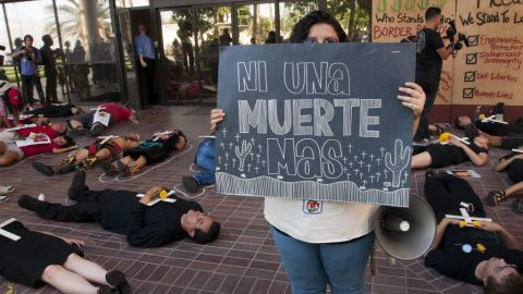 Un grupo también se manifestó frente a la oficina del senador John McCain para exigir que la frontera no sea militarizada.
