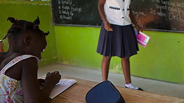 Escuelas impulsan la enseñanza del inglés para preparar a los próximos trabajadores.