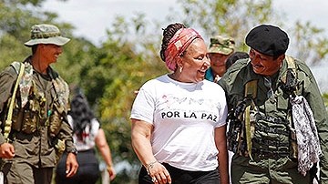 Foto de archivo. La entonces senadora Piedad Córdoba comparte un recorrido con integrantes de las FARC, en San Isidro al sur de Colombia. Mayo 30, 2012.  (Fernando Vergara, AP)