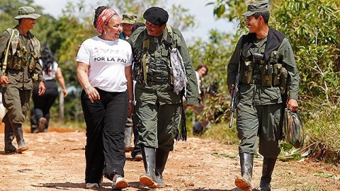 Foto de archivo. La entonces senadora Piedad Córdoba comparte un recorrido con integrantes de las FARC, en San Isidro al sur de Colombia. Mayo 30, 2012. (Fernando Vergara, AP)