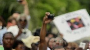 Tracy Martin (C), el padre de Trayvon Martin, habla durante una manifestación de "Justicia para Trayvon" en el centro de Miami, Florida.