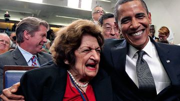 En esta foto, Helen Thomas se encuentra con el Presidente Barack Obama.