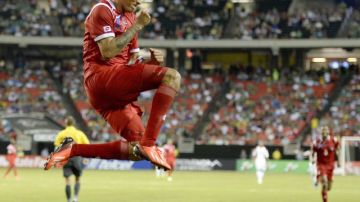 Blas Pérez celebra luego de anotarle a Cuba su segundo gol de la tarde en los cuartos de final de la Copa de Oro en Atlanta.