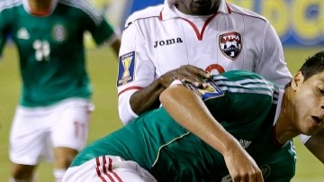 El portero Jan Michael Williams ataja el balón ante la llegada de Raúl Jiménez, autor del tanto mexicano.