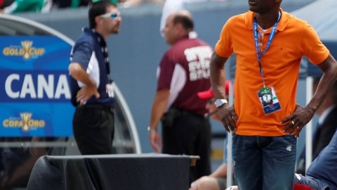 Julio Dely Valdés observa un juego en la Copa de Oro.