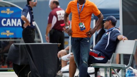 Julio Dely Valdés observa un juego en la Copa de Oro.