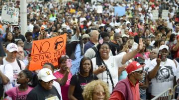 Cientos de personas  frente al edificio federal Richard B. Rusell, en protesta por el veredicto a George Zimmerman, en Atlanta, Georgia. Marchas similares se dieron en muchos otros estados.